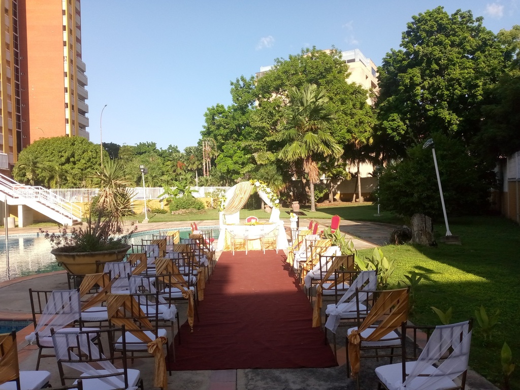 Sillas Tiffany doradas vestidas