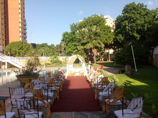 Sillas Tiffany doradas vestidas